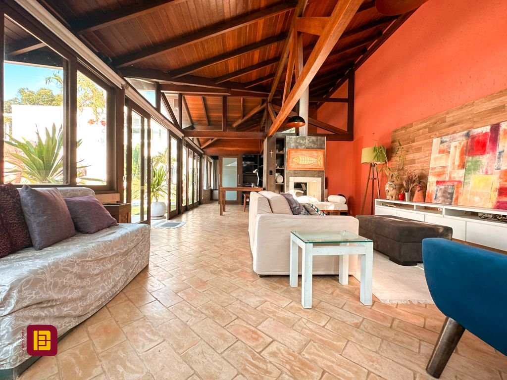 Casa com 530m², 4 quartos (sendo 4 suítes), 4 garagens, no bairro Novo Campeche em Florianópolis