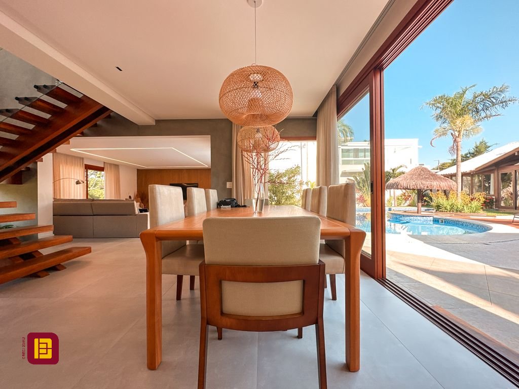 Casa com 530m², 4 quartos (sendo 4 suítes), 4 garagens, no bairro Novo Campeche em Florianópolis