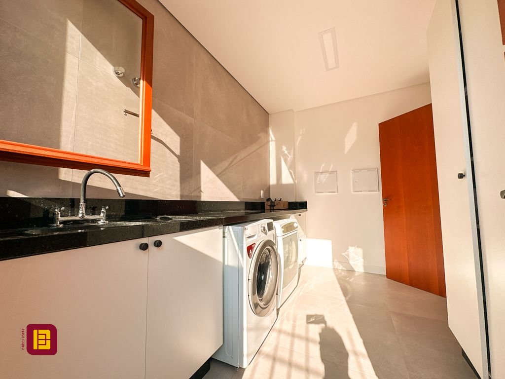 Casa com 530m², 4 quartos (sendo 4 suítes), 4 garagens, no bairro Novo Campeche em Florianópolis