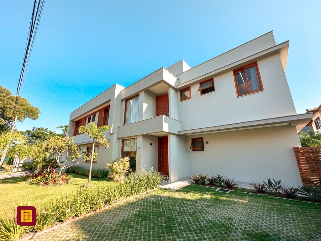 Casa com 530m², 4 quartos (sendo 4 suítes), 4 garagens, no bairro Novo Campeche em Florianópolis