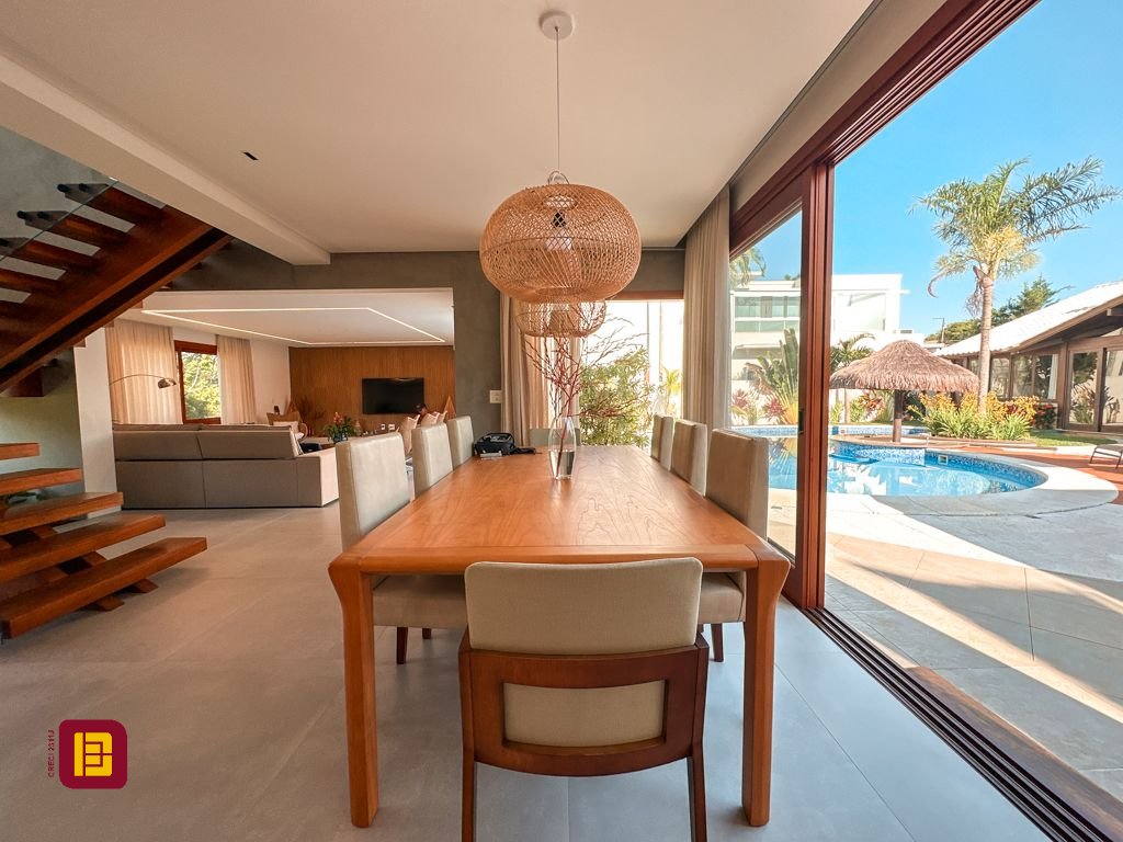 Casa com 530m², 4 quartos (sendo 4 suítes), 4 garagens, no bairro Novo Campeche em Florianópolis