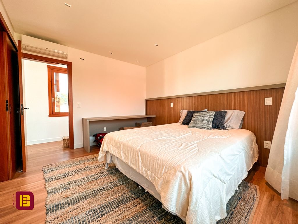 Casa com 530m², 4 quartos (sendo 4 suítes), 4 garagens, no bairro Novo Campeche em Florianópolis