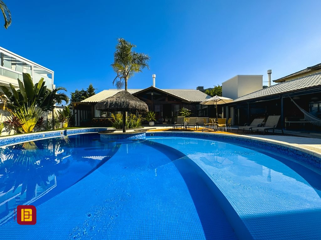 Casa com 530m², 4 quartos (sendo 4 suítes), 4 garagens, no bairro Novo Campeche em Florianópolis