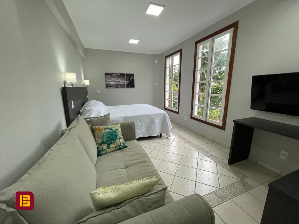 Casa com 272m², 10 quartos (sendo 5 suítes), 3 garagens, no bairro Morro das Pedras em Florianópolis