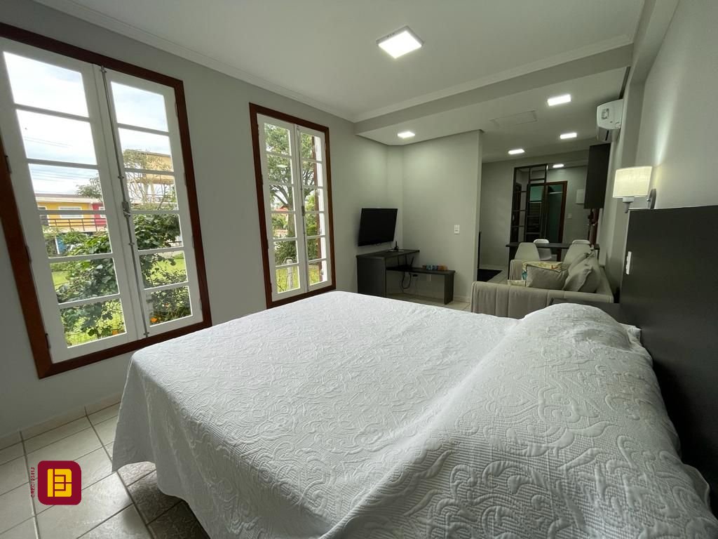 Casa com 272m², 10 quartos (sendo 5 suítes), 3 garagens, no bairro Morro das Pedras em Florianópolis