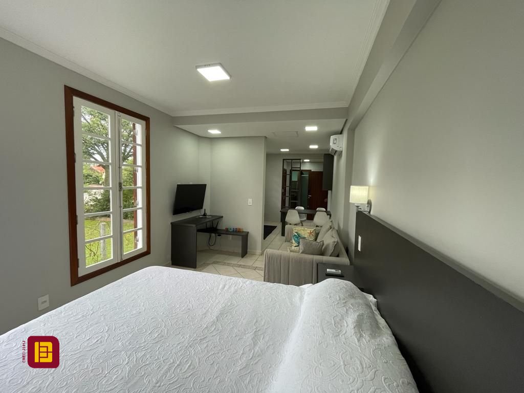 Casa com 272m², 10 quartos (sendo 5 suítes), 3 garagens, no bairro Morro das Pedras em Florianópolis