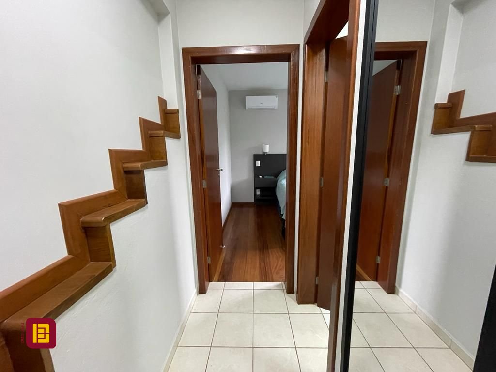 Casa com 272m², 10 quartos (sendo 5 suítes), 3 garagens, no bairro Morro das Pedras em Florianópolis