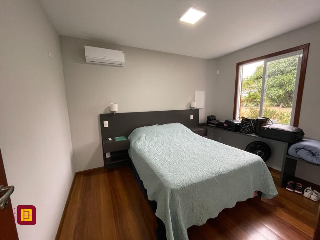 Casa com 272m², 10 quartos (sendo 5 suítes), 3 garagens, no bairro Morro das Pedras em Florianópolis