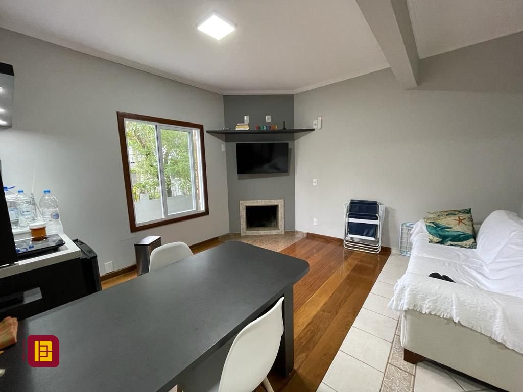 Casa com 272m², 10 quartos (sendo 5 suítes), 3 garagens, no bairro Morro das Pedras em Florianópolis