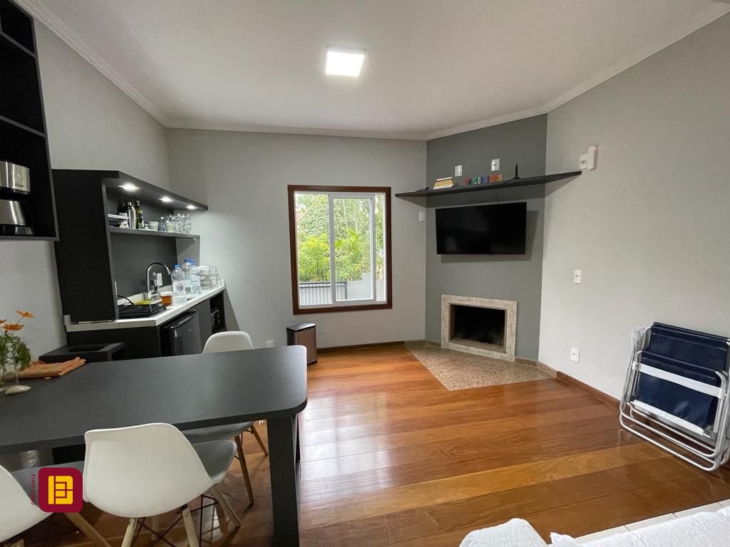 Casa com 272m², 10 quartos (sendo 5 suítes), 3 garagens, no bairro Morro das Pedras em Florianópolis