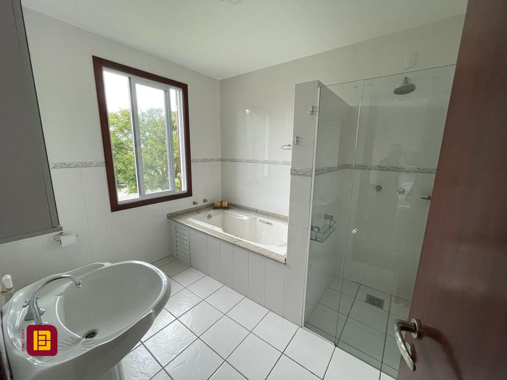 Casa com 272m², 10 quartos (sendo 5 suítes), 3 garagens, no bairro Morro das Pedras em Florianópolis