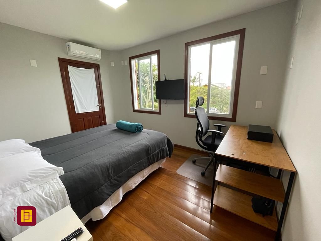 Casa com 272m², 10 quartos (sendo 5 suítes), 3 garagens, no bairro Morro das Pedras em Florianópolis