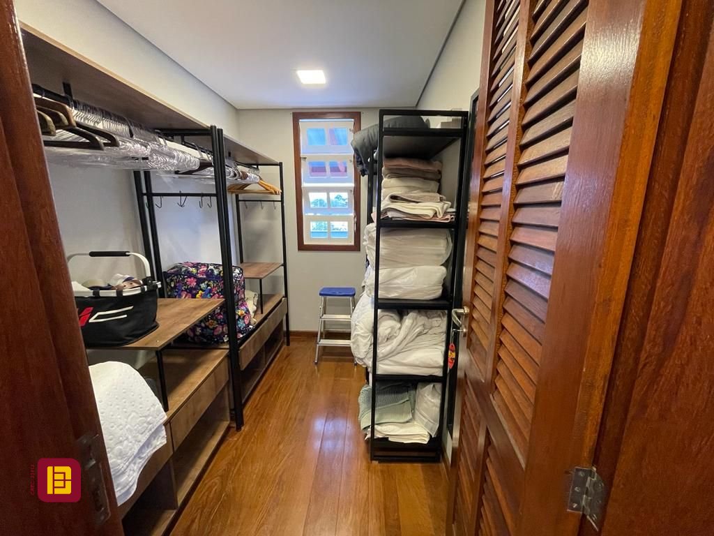 Casa com 272m², 10 quartos (sendo 5 suítes), 3 garagens, no bairro Morro das Pedras em Florianópolis