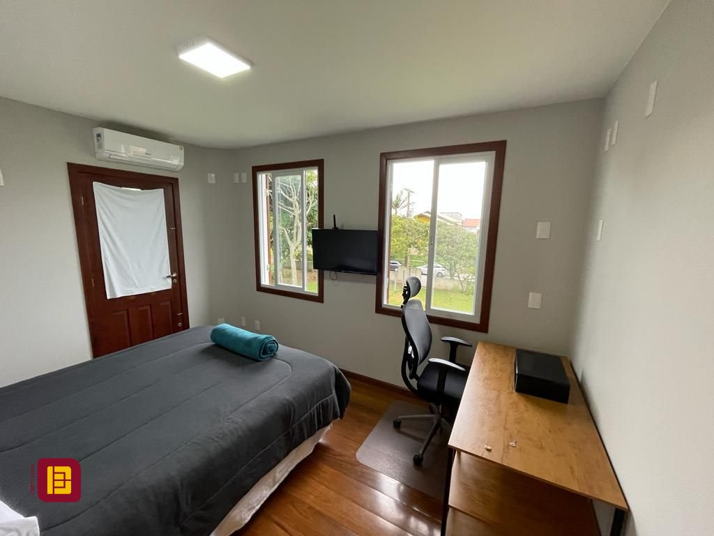 Casa com 272m², 10 quartos (sendo 5 suítes), 3 garagens, no bairro Morro das Pedras em Florianópolis