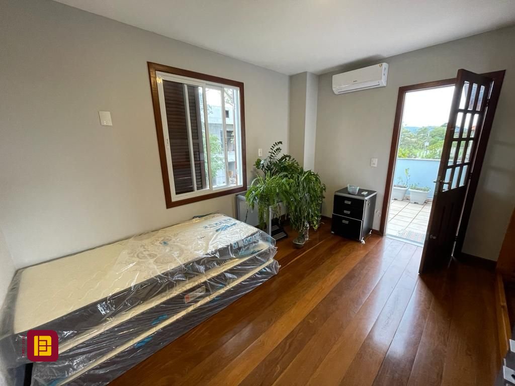 Casa com 272m², 10 quartos (sendo 5 suítes), 3 garagens, no bairro Morro das Pedras em Florianópolis