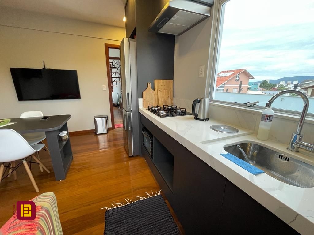 Casa com 272m², 10 quartos (sendo 5 suítes), 3 garagens, no bairro Morro das Pedras em Florianópolis