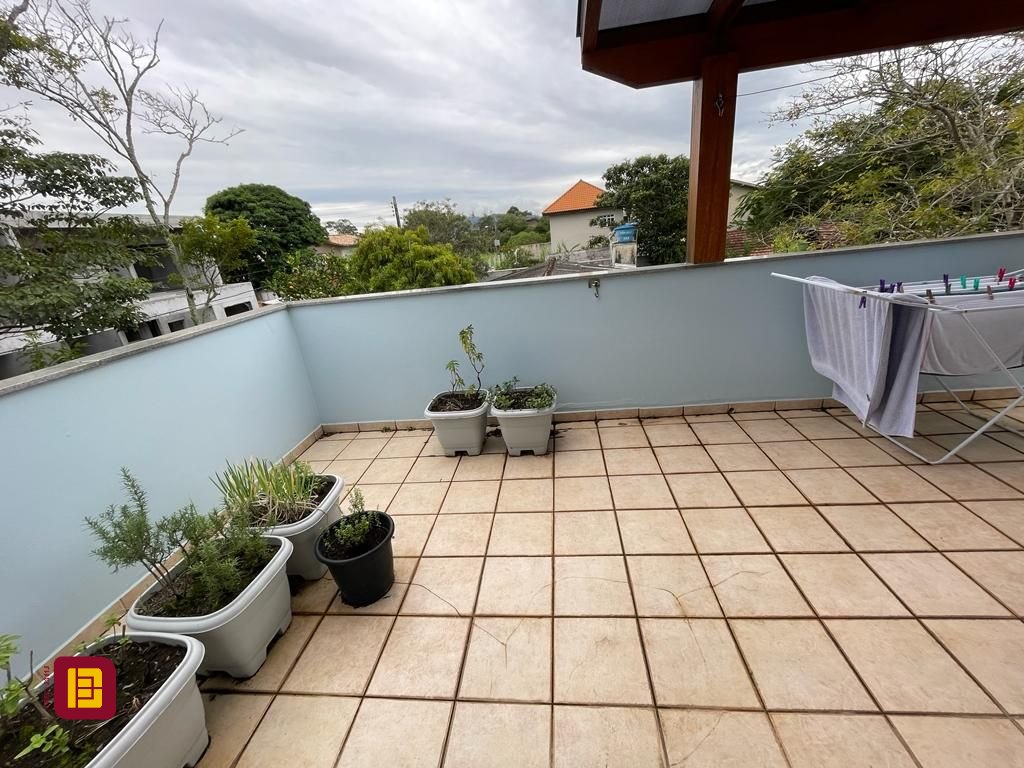 Casa com 272m², 10 quartos (sendo 5 suítes), 3 garagens, no bairro Morro das Pedras em Florianópolis
