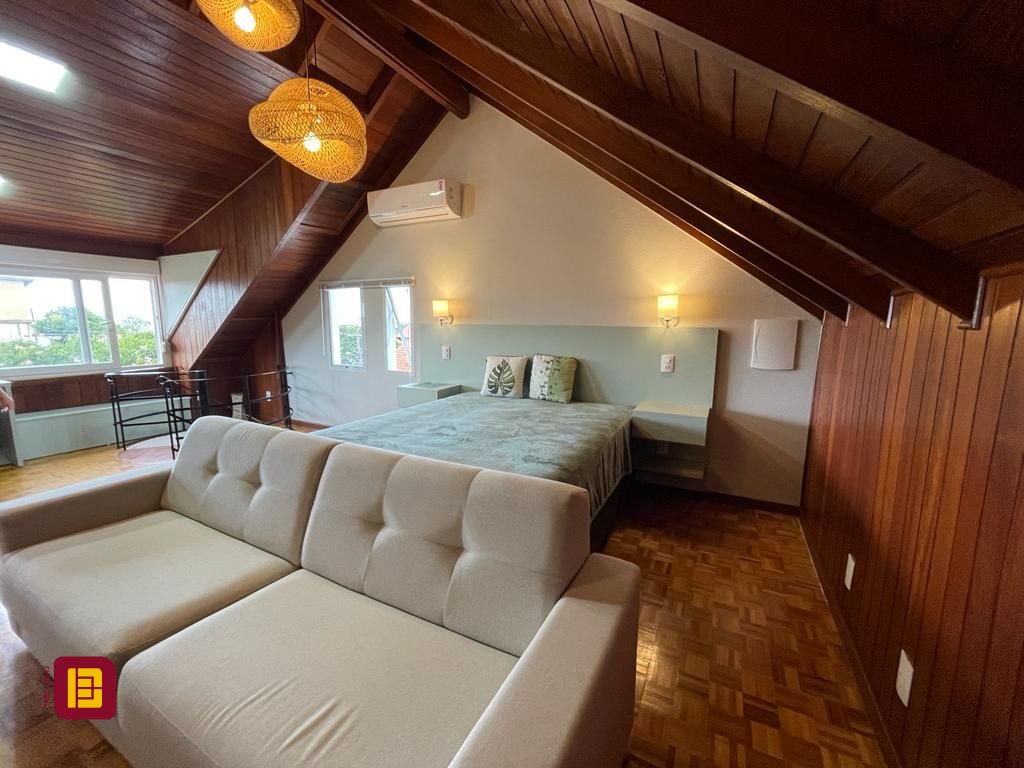Casa com 272m², 10 quartos (sendo 5 suítes), 3 garagens, no bairro Morro das Pedras em Florianópolis