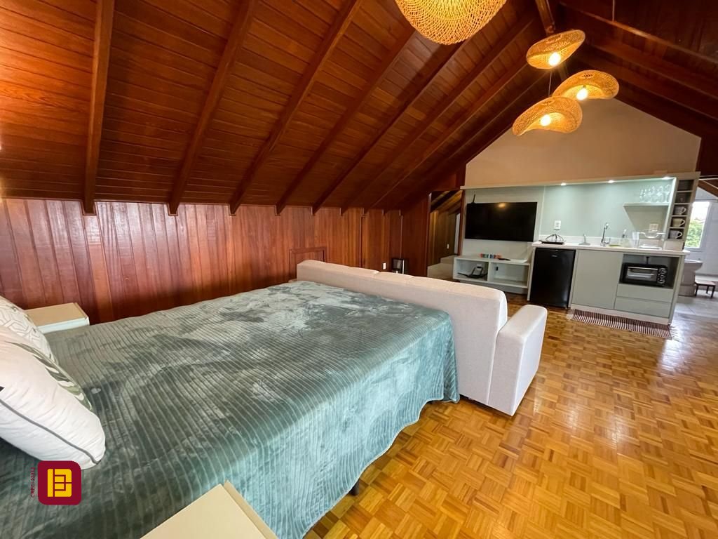 Casa com 272m², 10 quartos (sendo 5 suítes), 3 garagens, no bairro Morro das Pedras em Florianópolis