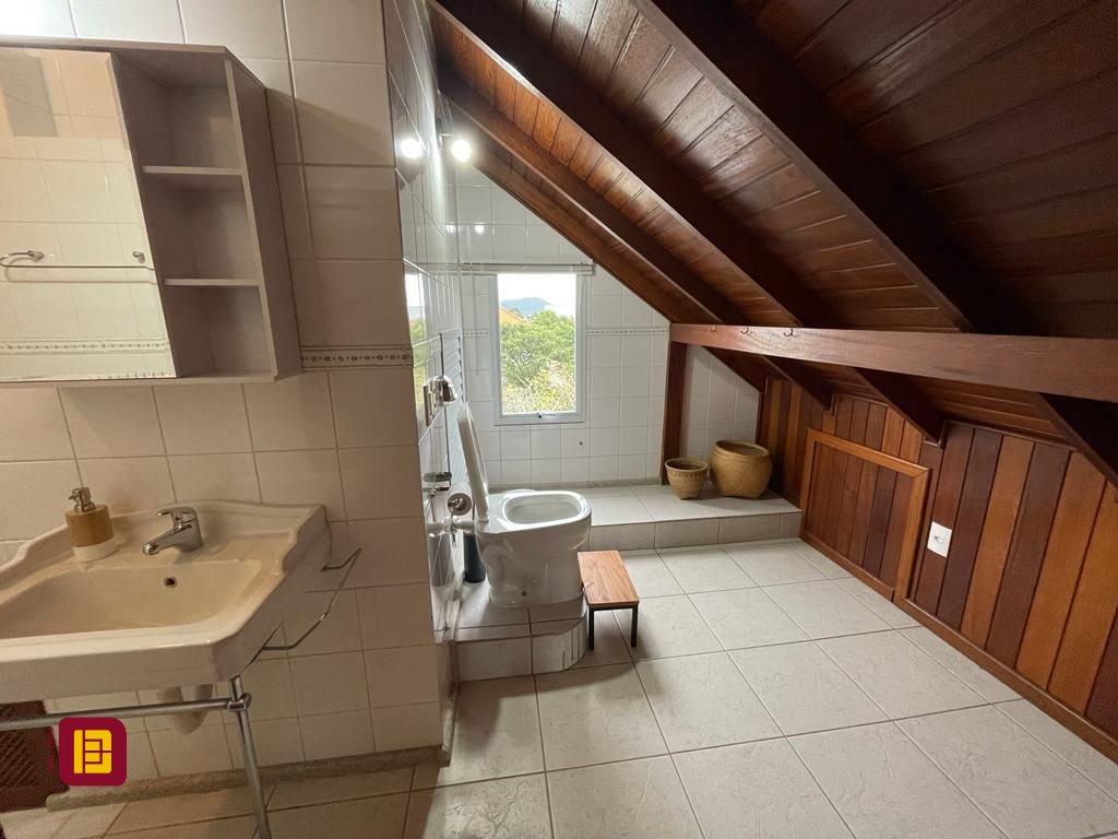 Casa com 272m², 10 quartos (sendo 5 suítes), 3 garagens, no bairro Morro das Pedras em Florianópolis