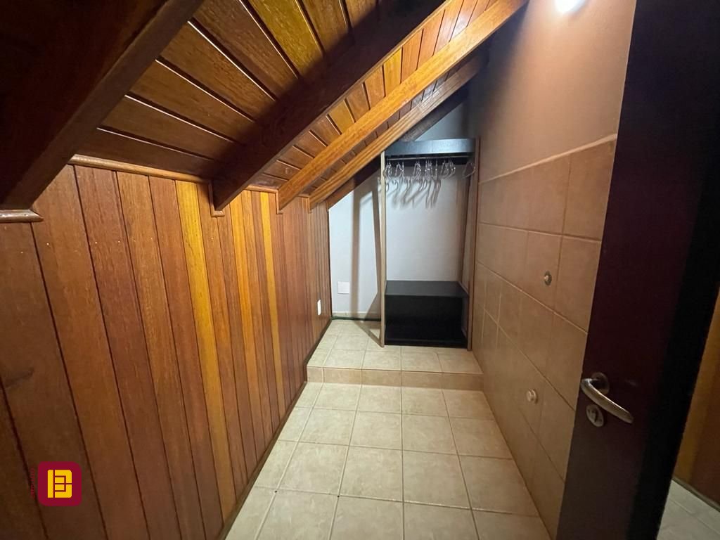 Casa com 272m², 10 quartos (sendo 5 suítes), 3 garagens, no bairro Morro das Pedras em Florianópolis