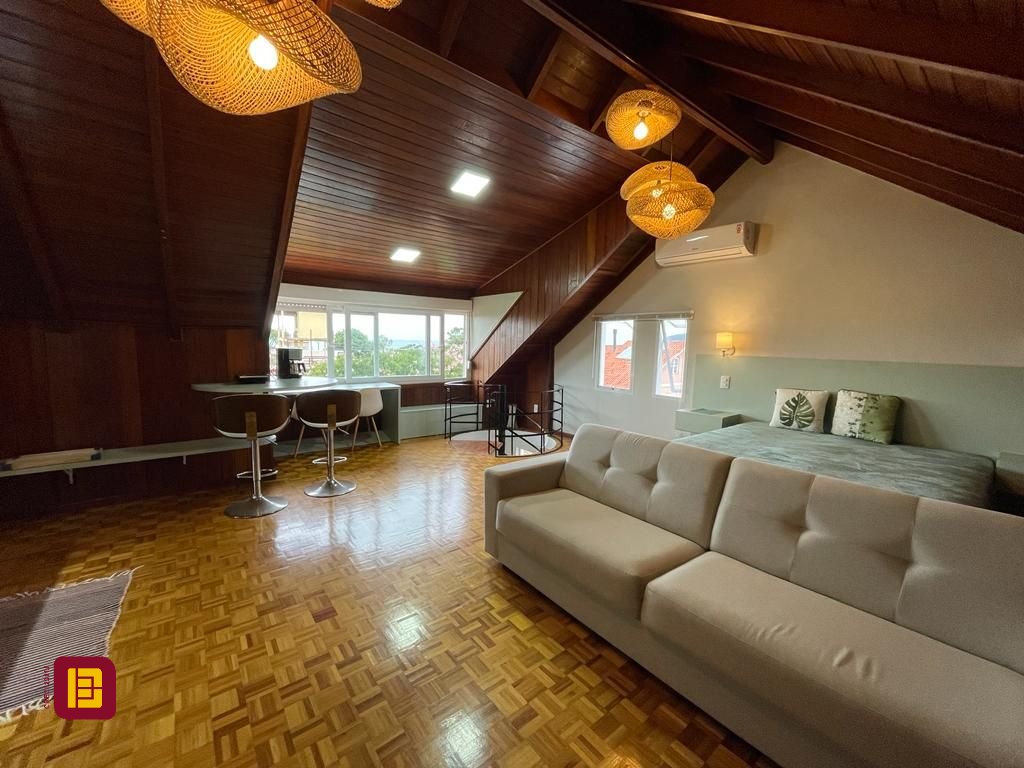 Casa com 272m², 10 quartos (sendo 5 suítes), 3 garagens, no bairro Morro das Pedras em Florianópolis