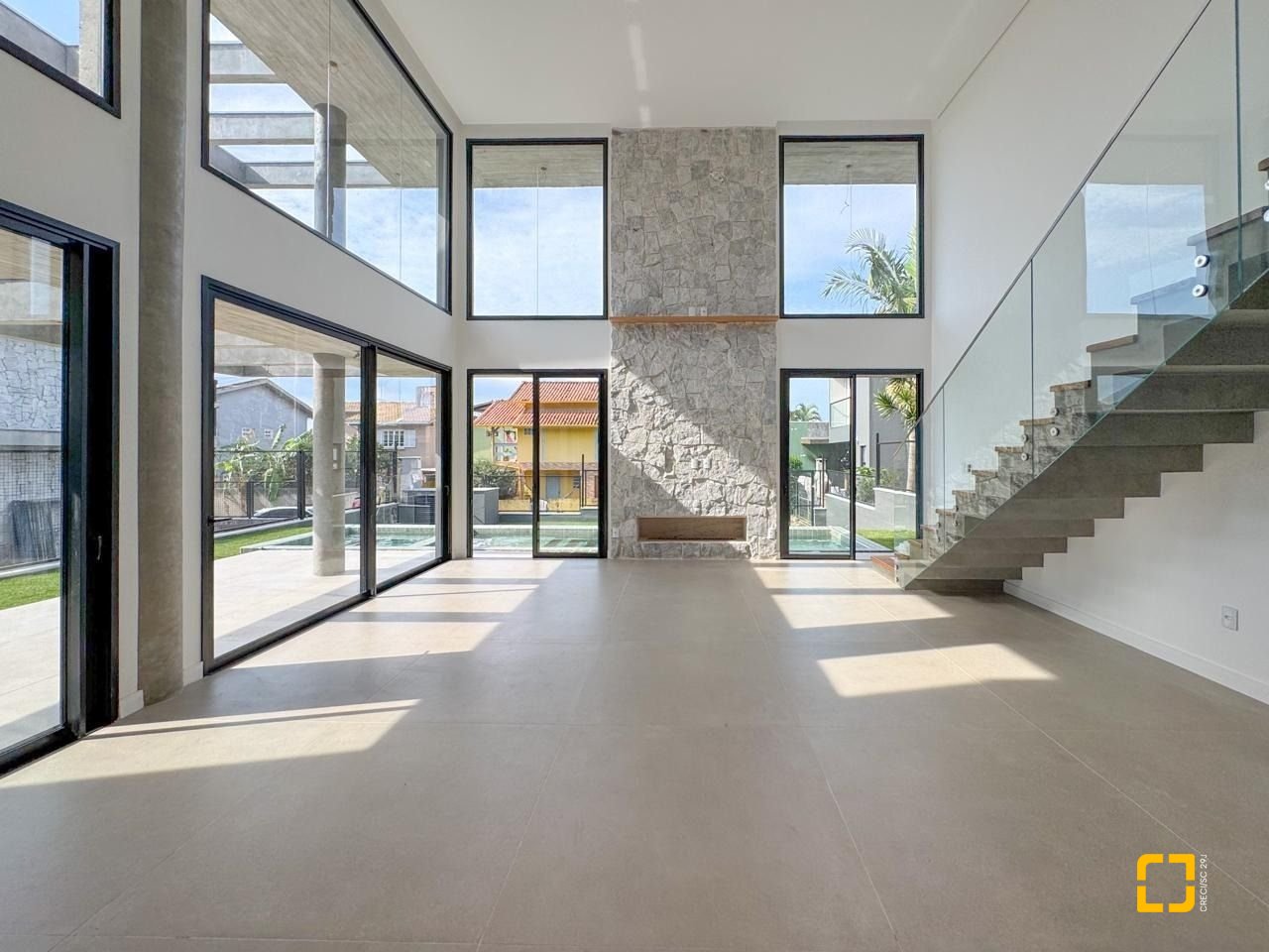 Casa com 333m², 7 quartos (sendo 3 suítes), 2 garagens, no bairro Campeche em Florianópolis