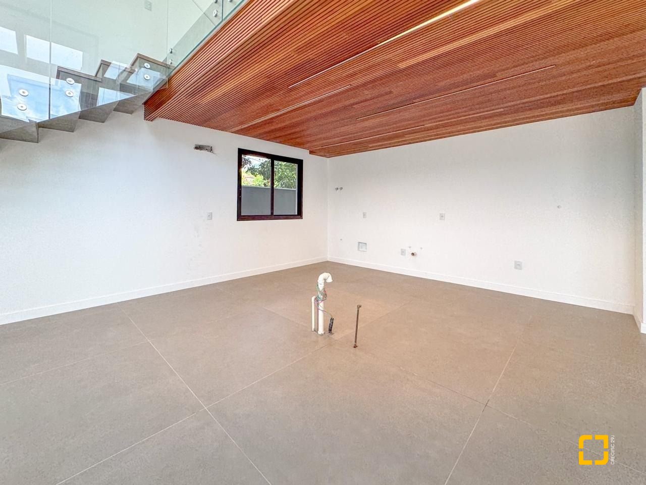 Casa com 333m², 7 quartos (sendo 3 suítes), 2 garagens, no bairro Campeche em Florianópolis