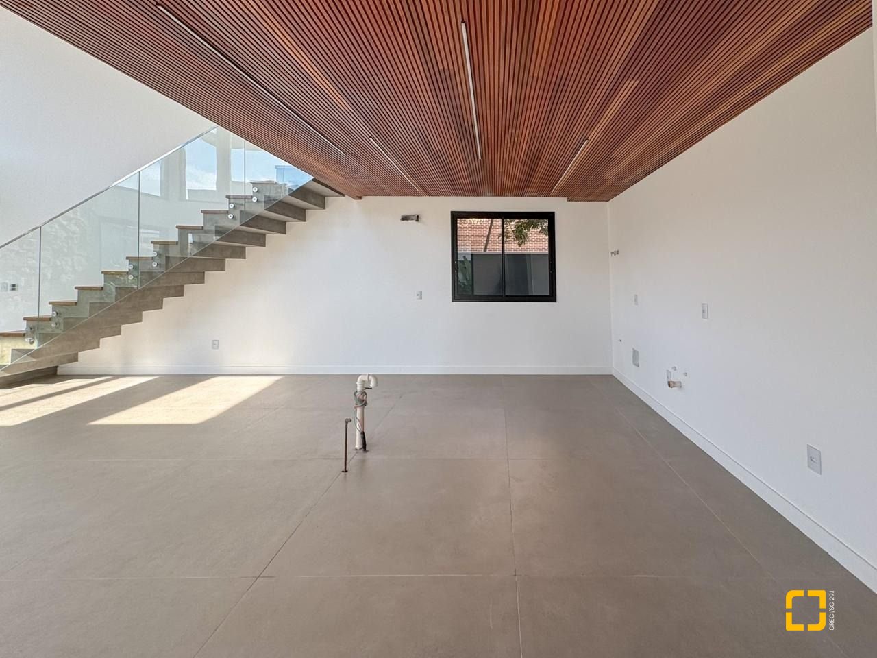Casa com 333m², 7 quartos (sendo 3 suítes), 2 garagens, no bairro Campeche em Florianópolis