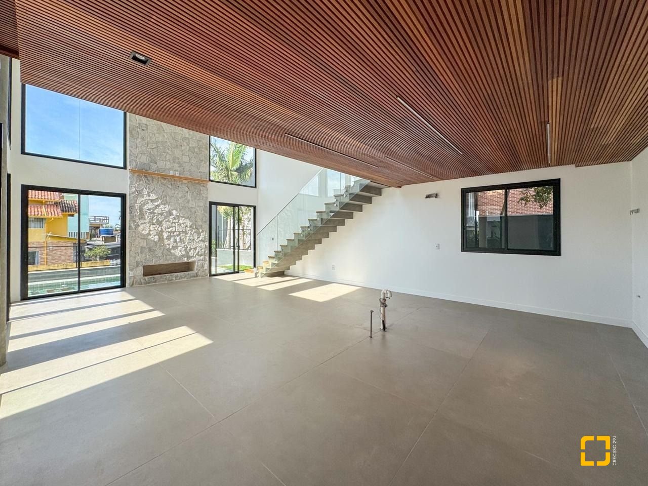 Casa com 333m², 7 quartos (sendo 3 suítes), 2 garagens, no bairro Campeche em Florianópolis