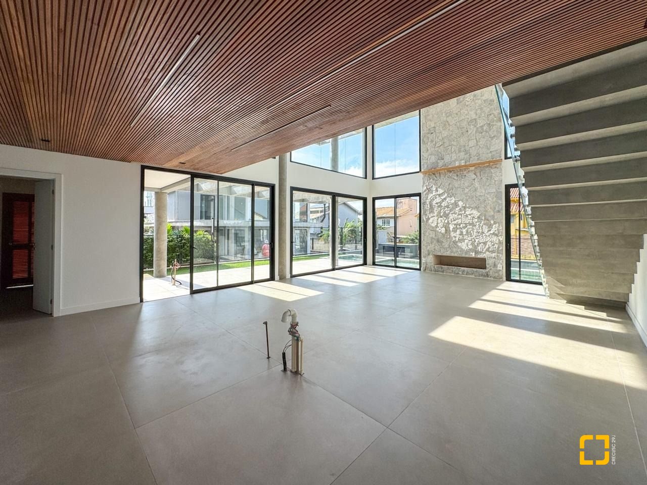 Casa com 333m², 7 quartos (sendo 3 suítes), 2 garagens, no bairro Campeche em Florianópolis