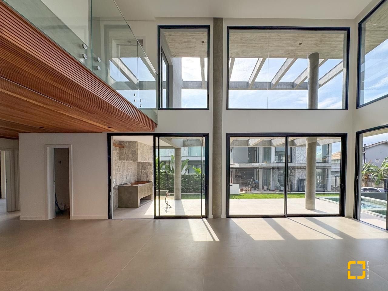 Casa com 333m², 7 quartos (sendo 3 suítes), 2 garagens, no bairro Campeche em Florianópolis