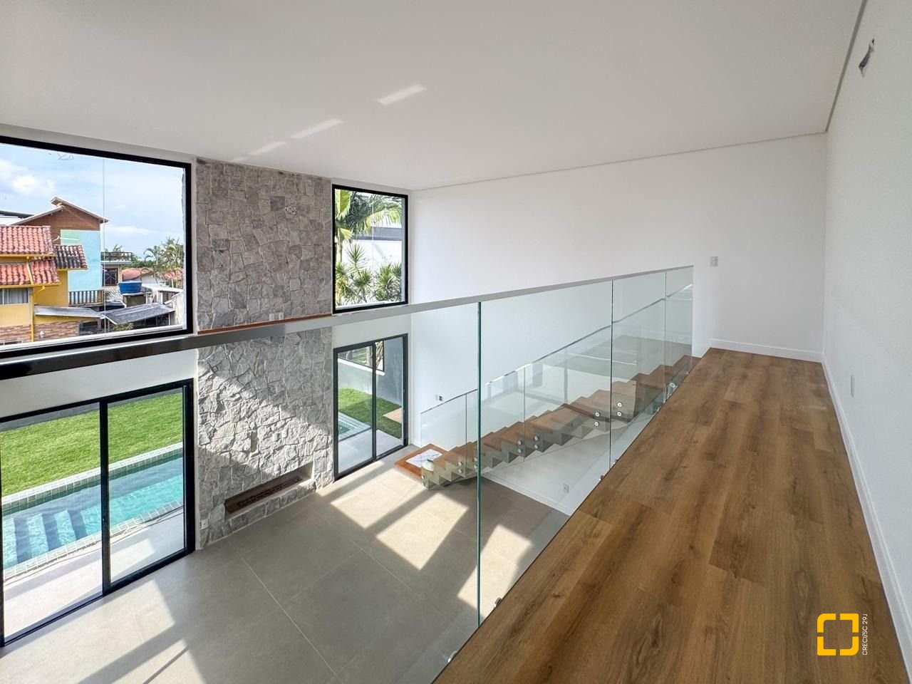 Casa com 333m², 7 quartos (sendo 3 suítes), 2 garagens, no bairro Campeche em Florianópolis