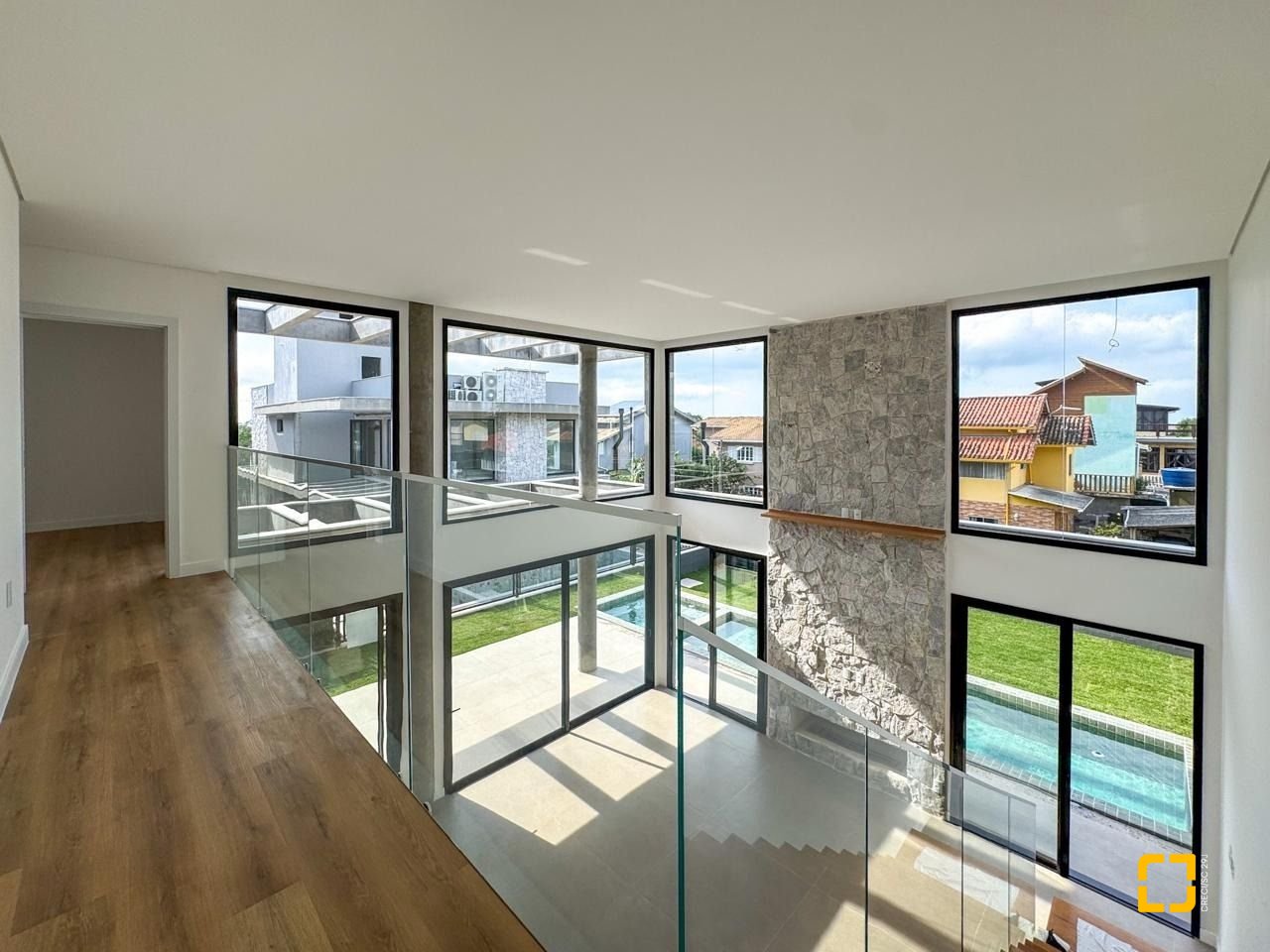 Casa com 333m², 7 quartos (sendo 3 suítes), 2 garagens, no bairro Campeche em Florianópolis