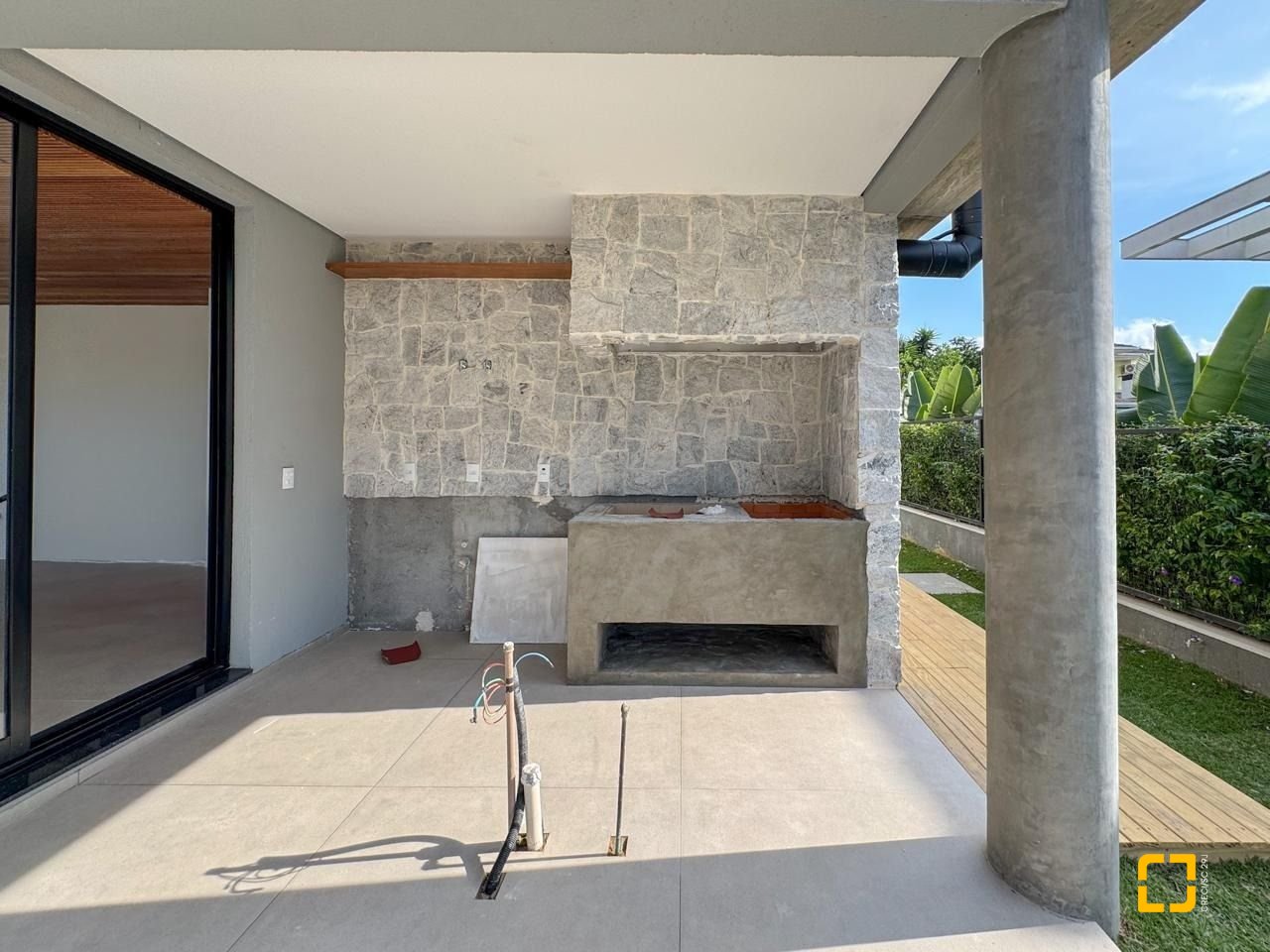 Casa com 333m², 7 quartos (sendo 3 suítes), 2 garagens, no bairro Campeche em Florianópolis