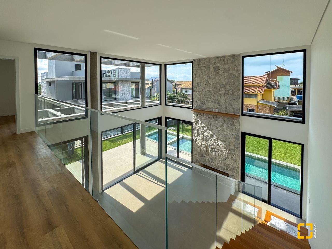 Casa com 333m², 7 quartos (sendo 3 suítes), 2 garagens, no bairro Campeche em Florianópolis