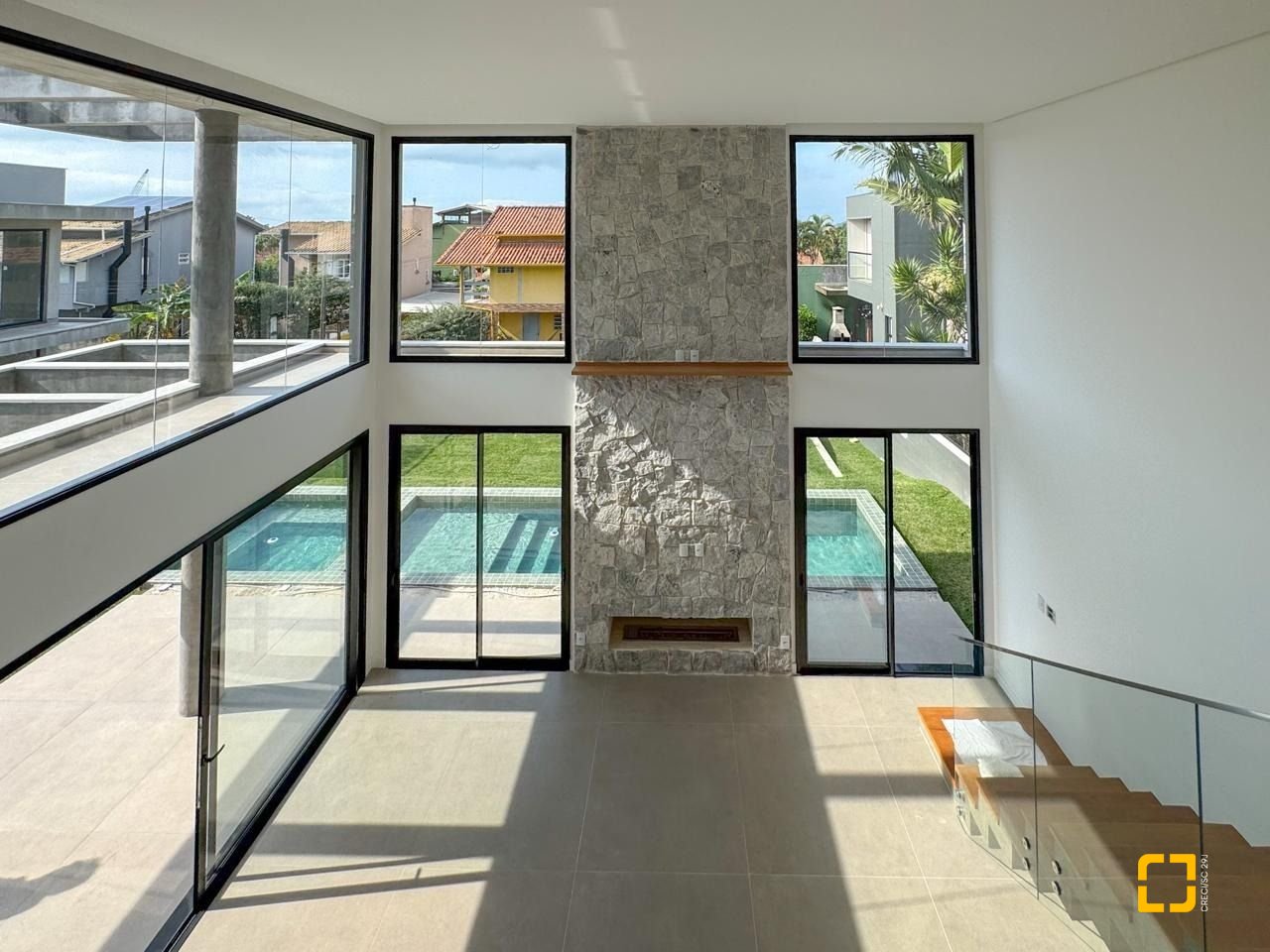 Casa com 333m², 7 quartos (sendo 3 suítes), 2 garagens, no bairro Campeche em Florianópolis