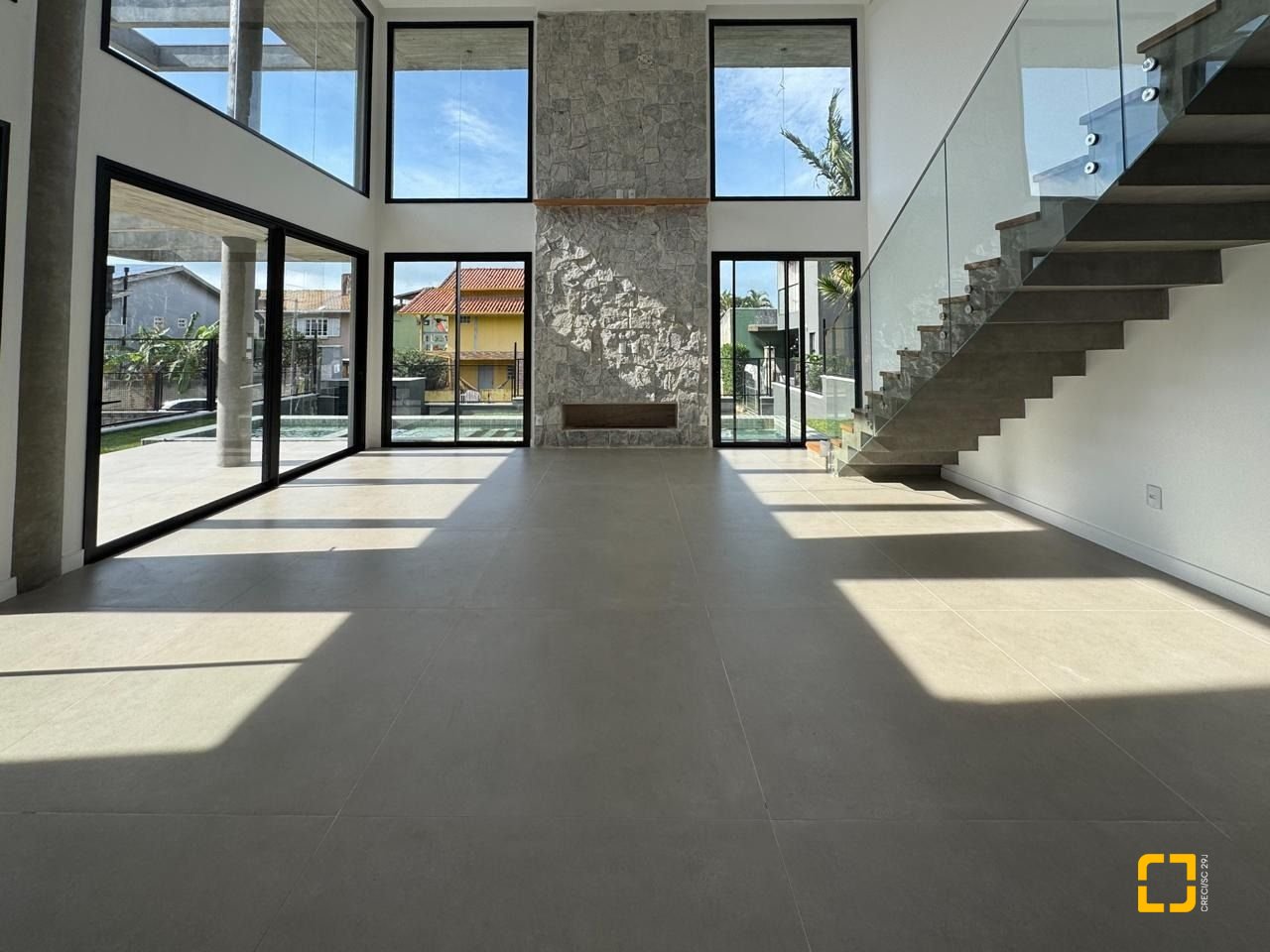 Casa com 333m², 7 quartos (sendo 3 suítes), 2 garagens, no bairro Campeche em Florianópolis