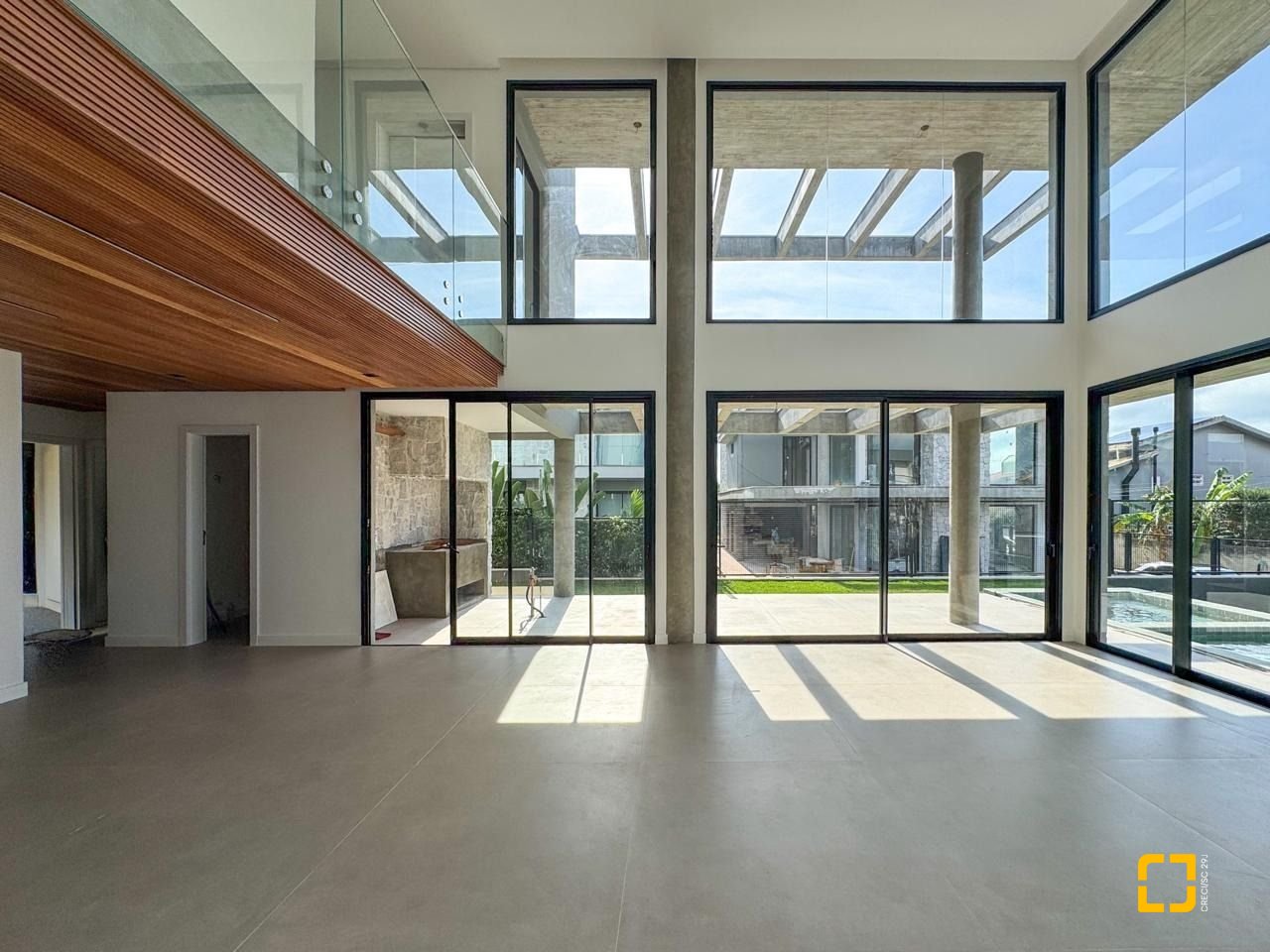 Casa com 333m², 7 quartos (sendo 3 suítes), 2 garagens, no bairro Campeche em Florianópolis