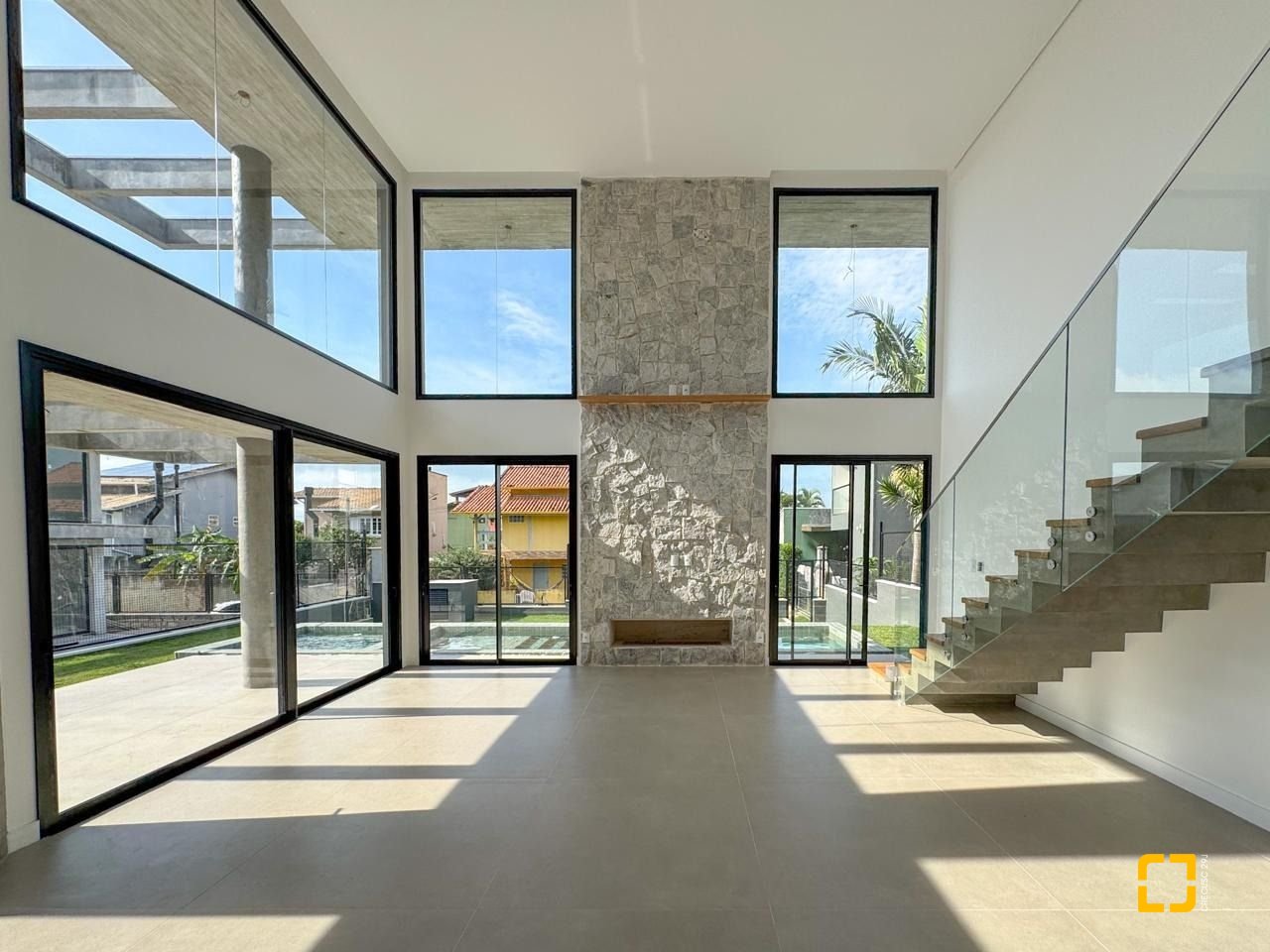 Casa com 333m², 7 quartos (sendo 3 suítes), 2 garagens, no bairro Campeche em Florianópolis