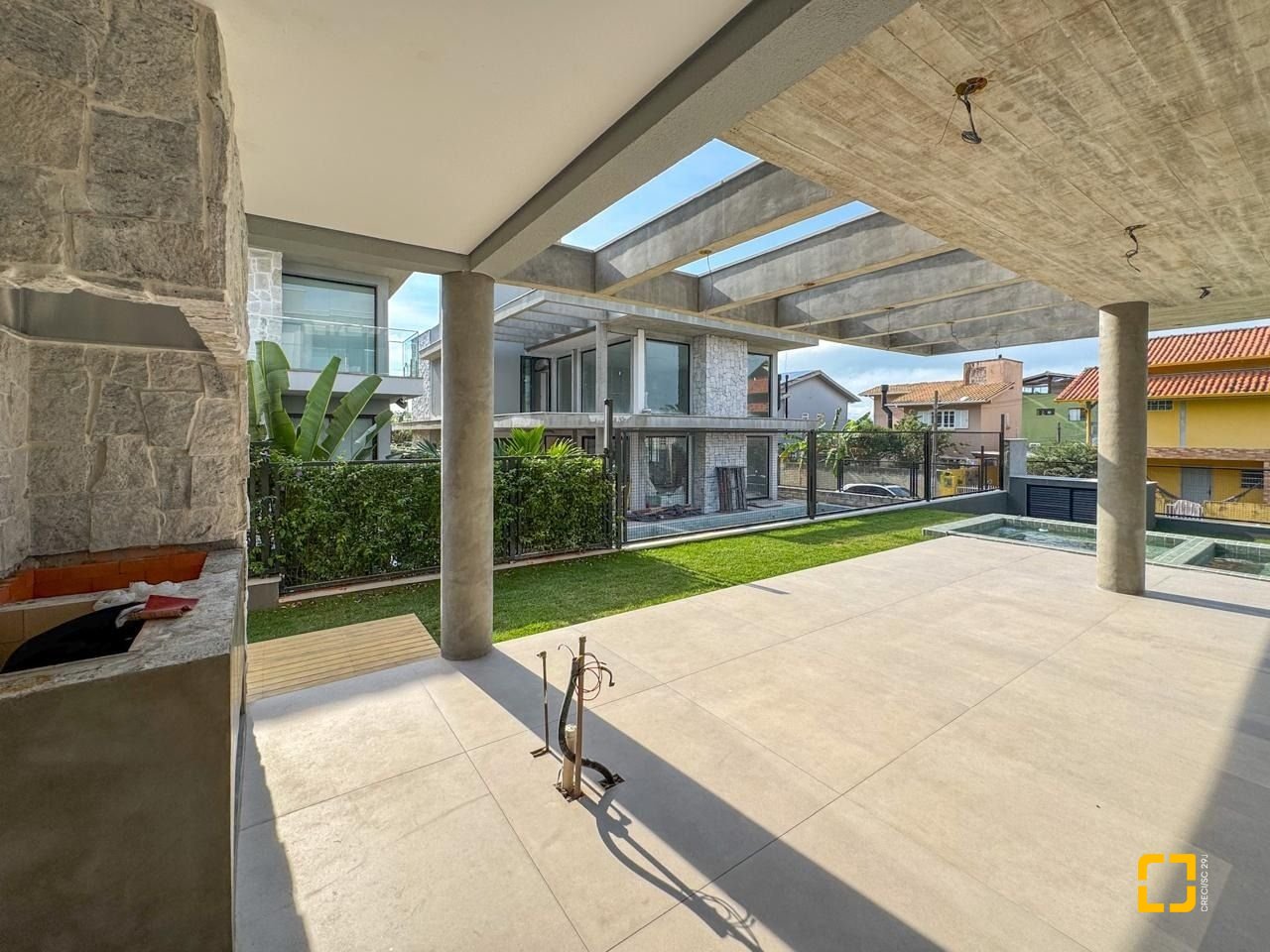 Casa com 333m², 7 quartos (sendo 3 suítes), 2 garagens, no bairro Campeche em Florianópolis