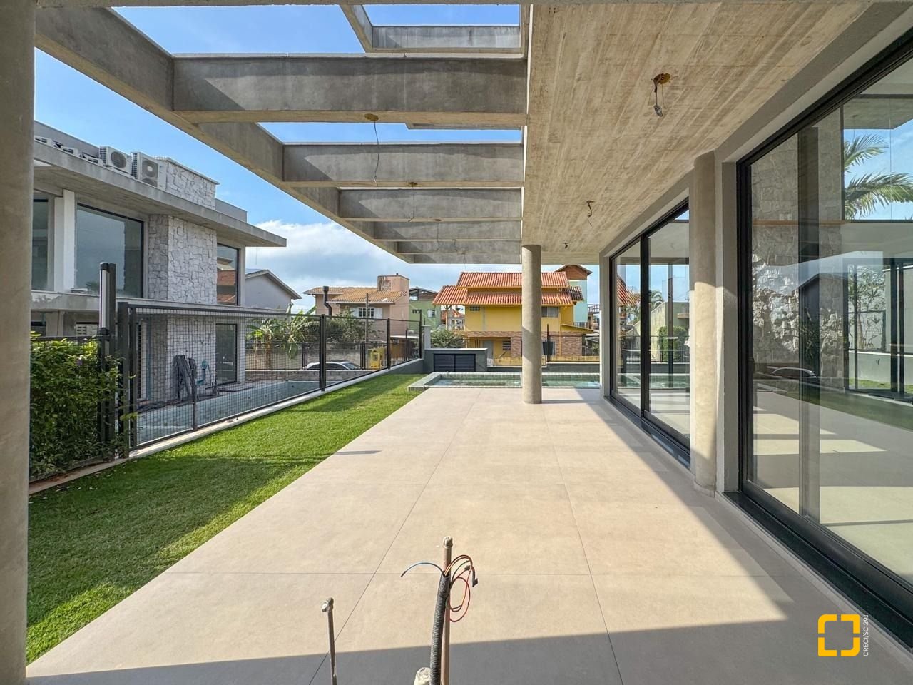 Casa com 333m², 7 quartos (sendo 3 suítes), 2 garagens, no bairro Campeche em Florianópolis