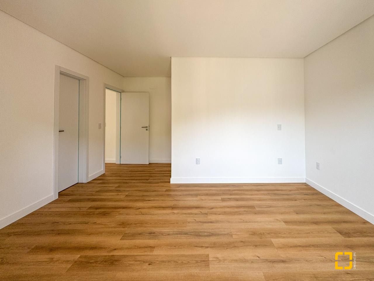 Casa com 333m², 7 quartos (sendo 3 suítes), 2 garagens, no bairro Campeche em Florianópolis