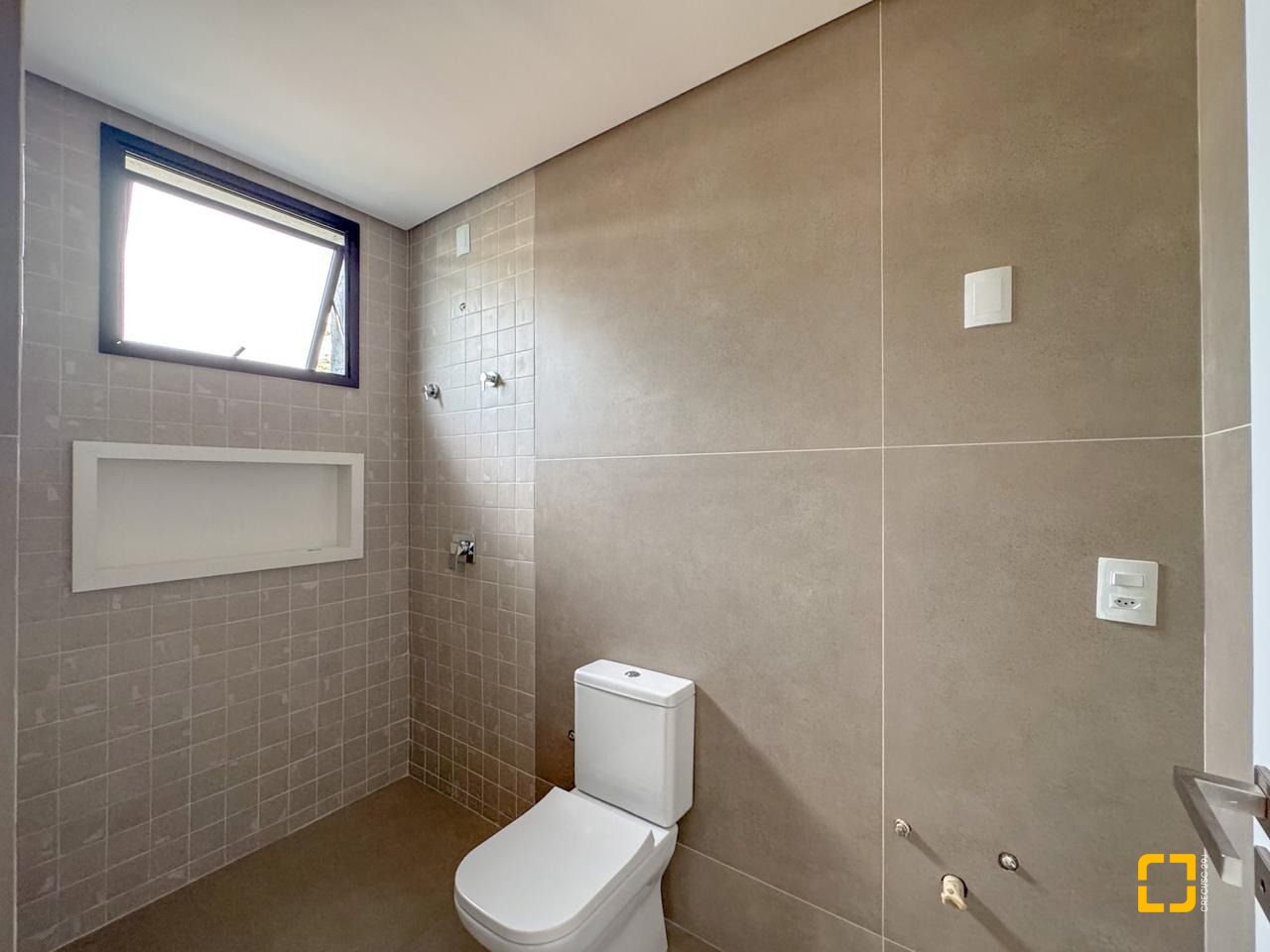 Casa com 333m², 7 quartos (sendo 3 suítes), 2 garagens, no bairro Campeche em Florianópolis