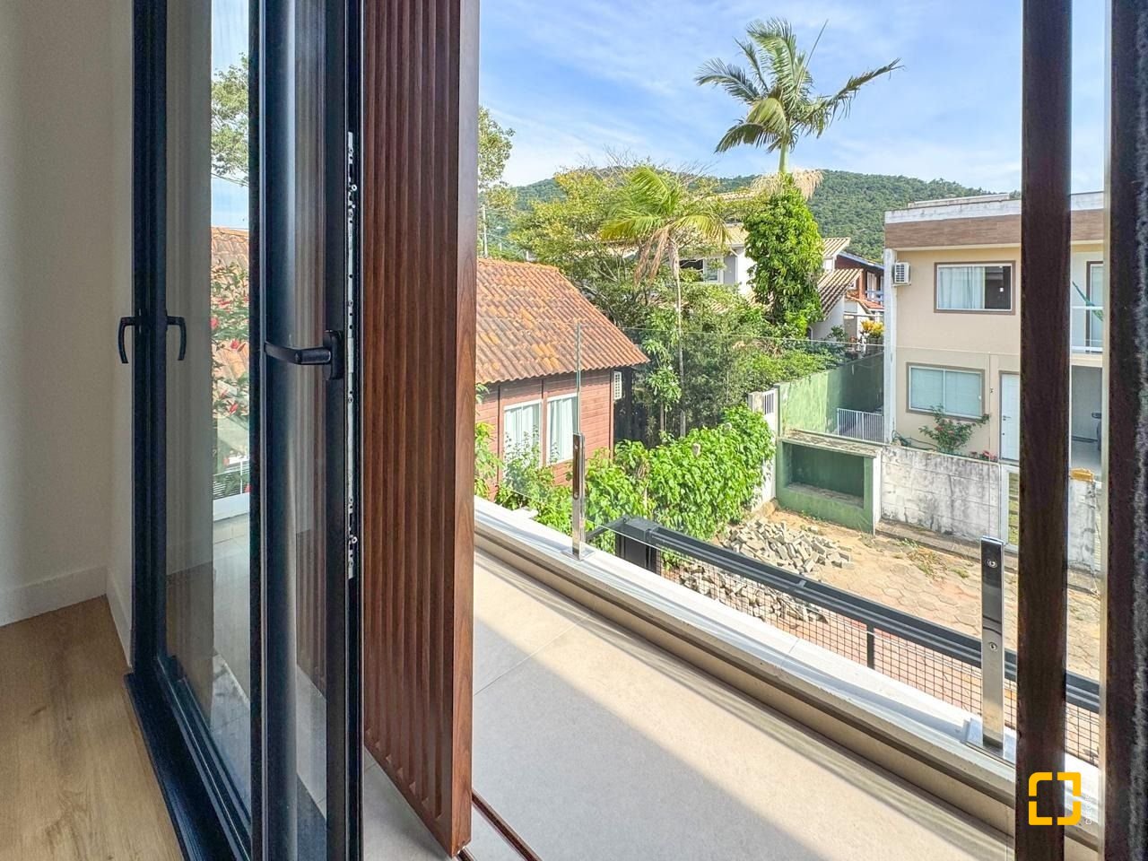 Casa com 333m², 7 quartos (sendo 3 suítes), 2 garagens, no bairro Campeche em Florianópolis