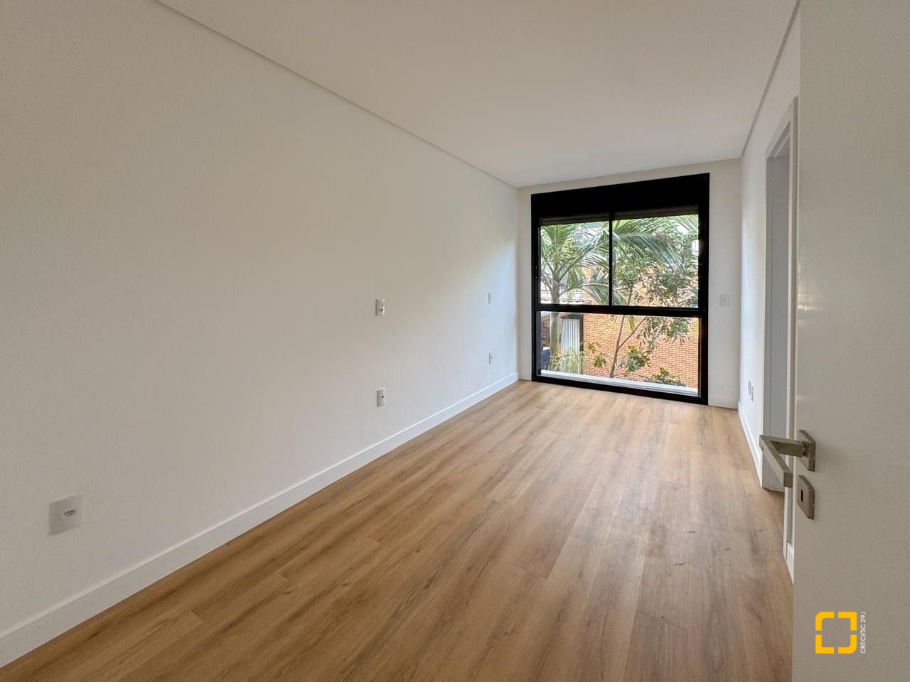 Casa com 333m², 7 quartos (sendo 3 suítes), 2 garagens, no bairro Campeche em Florianópolis