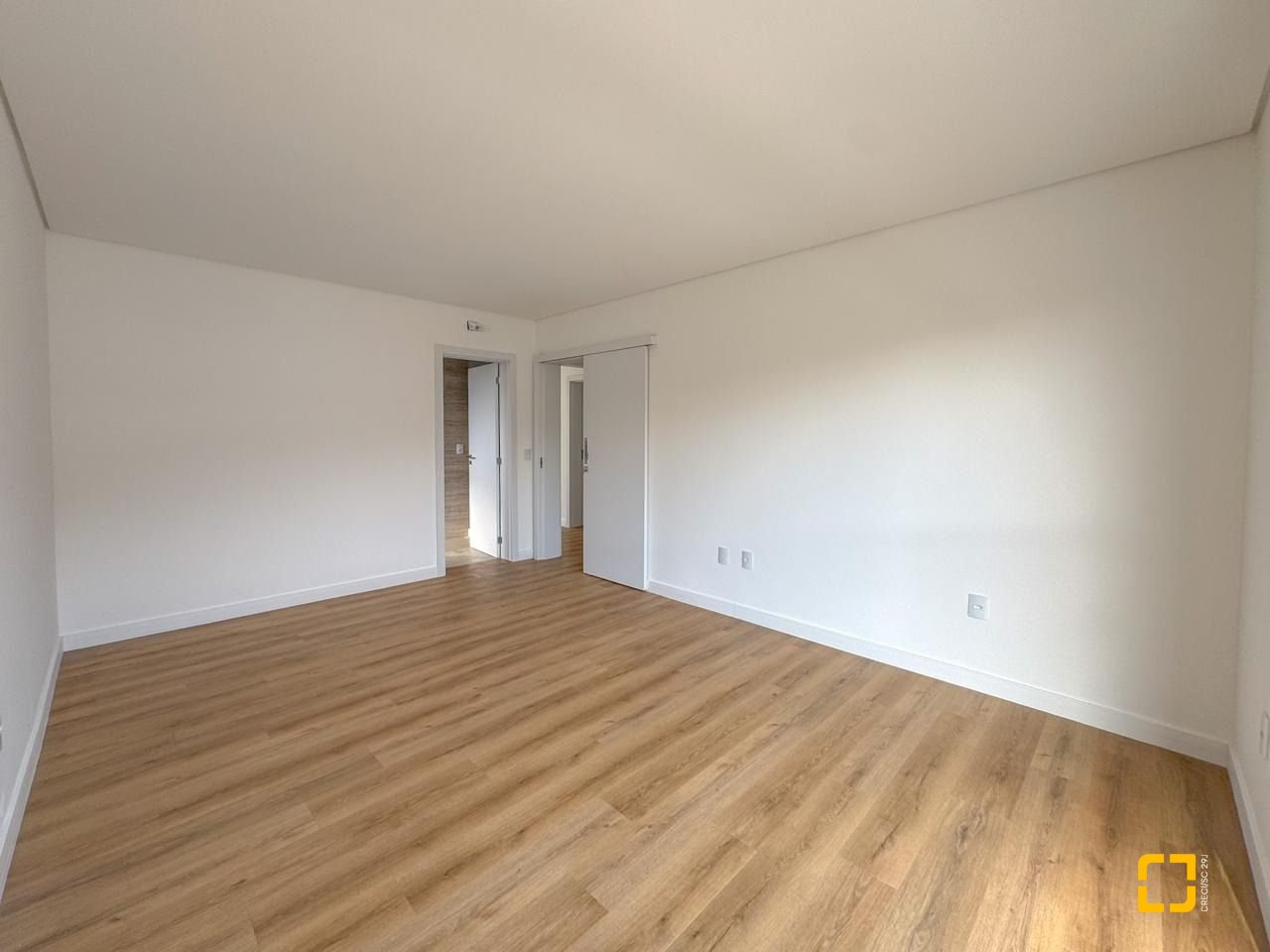 Casa com 333m², 7 quartos (sendo 3 suítes), 2 garagens, no bairro Campeche em Florianópolis