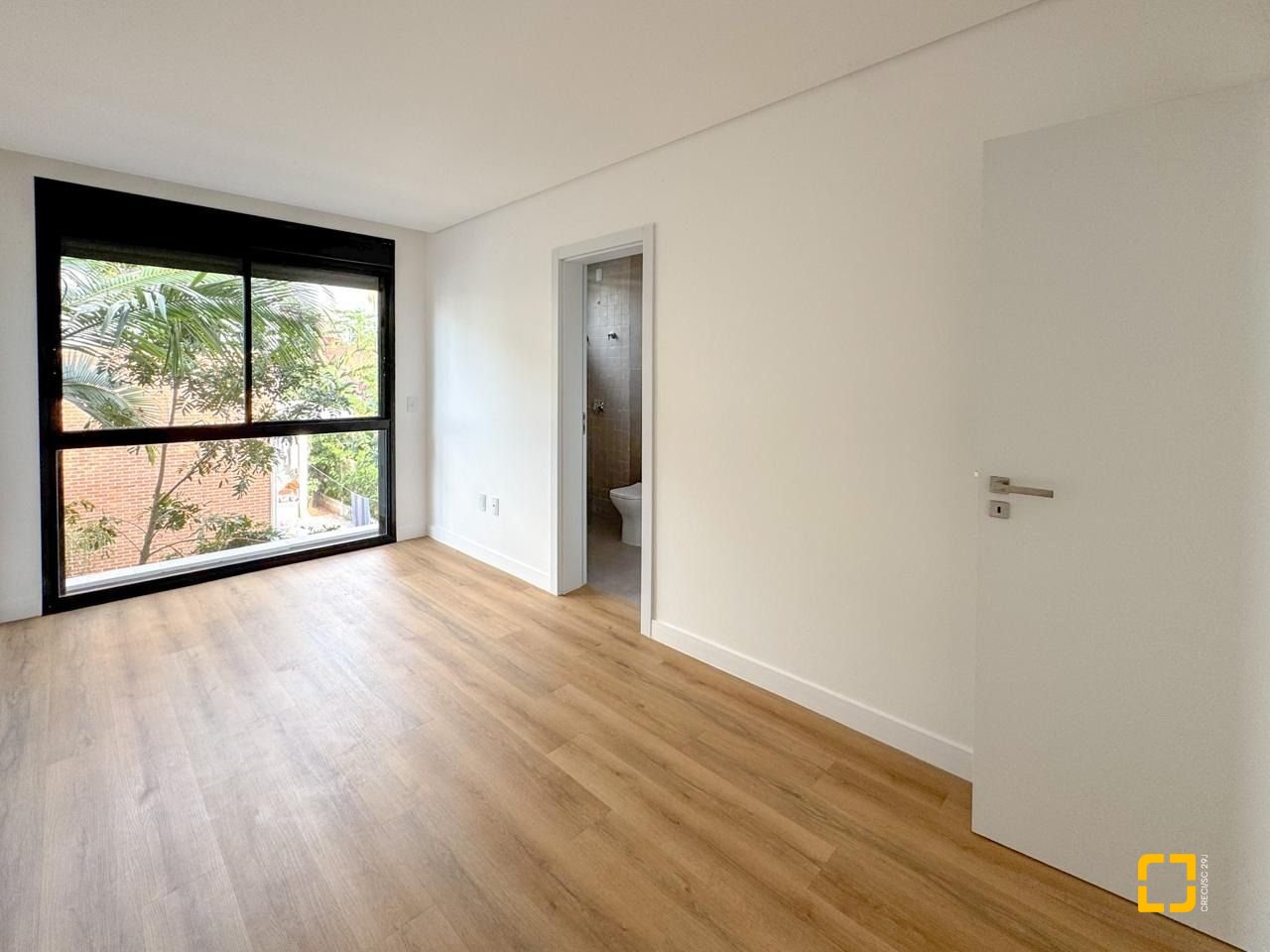 Casa com 333m², 7 quartos (sendo 3 suítes), 2 garagens, no bairro Campeche em Florianópolis