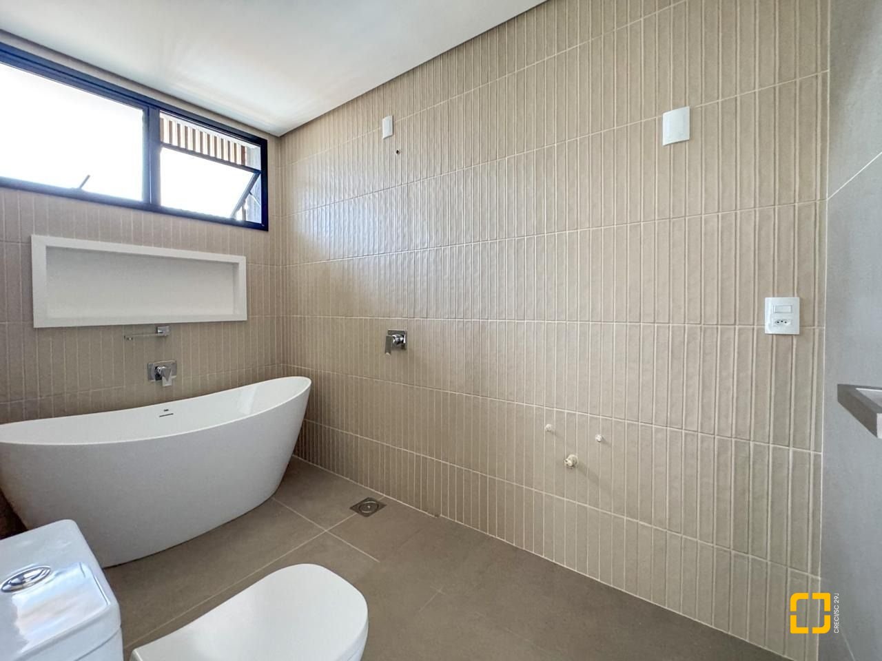 Casa com 333m², 7 quartos (sendo 3 suítes), 2 garagens, no bairro Campeche em Florianópolis