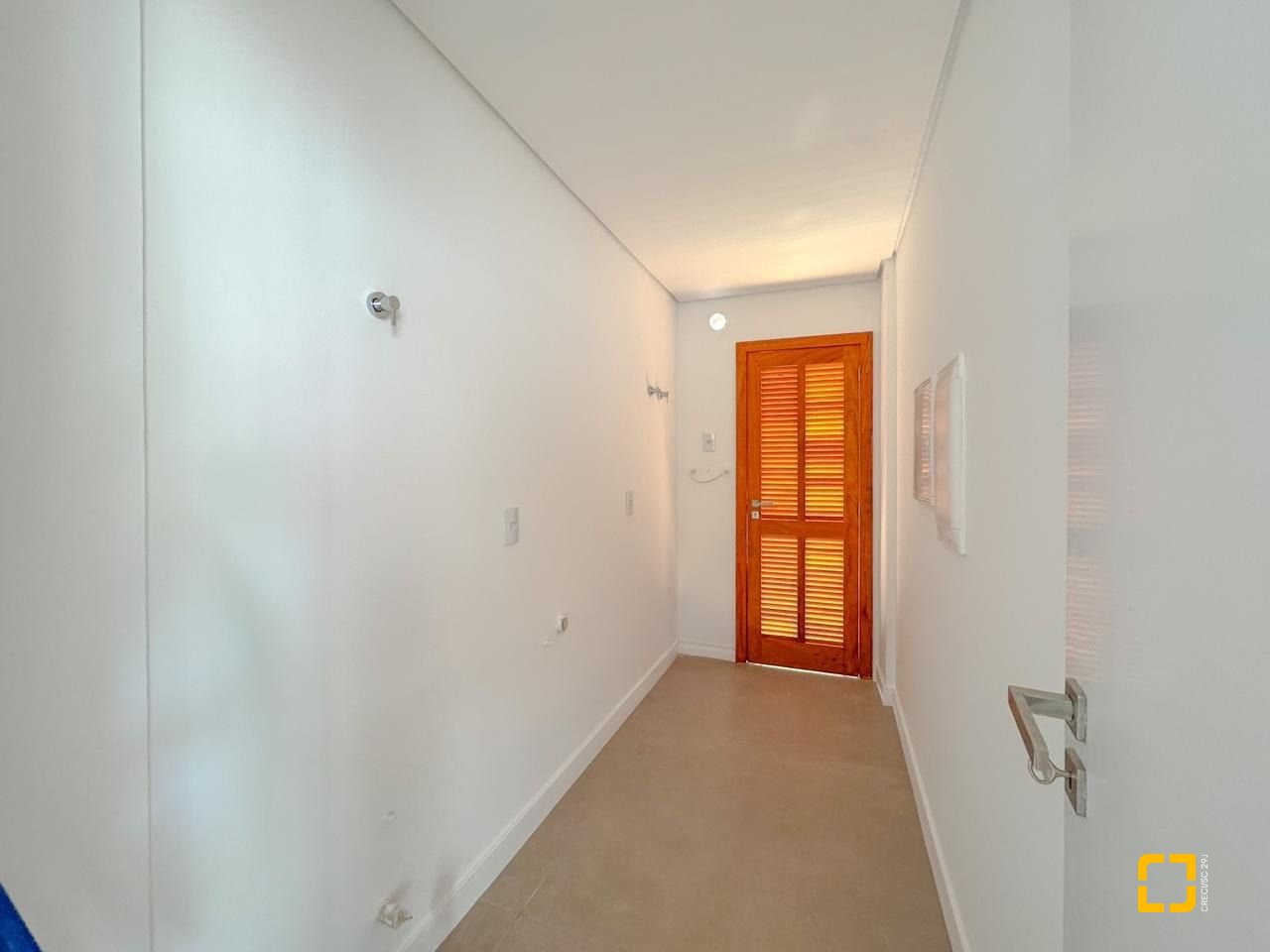 Casa com 333m², 7 quartos (sendo 3 suítes), 2 garagens, no bairro Campeche em Florianópolis